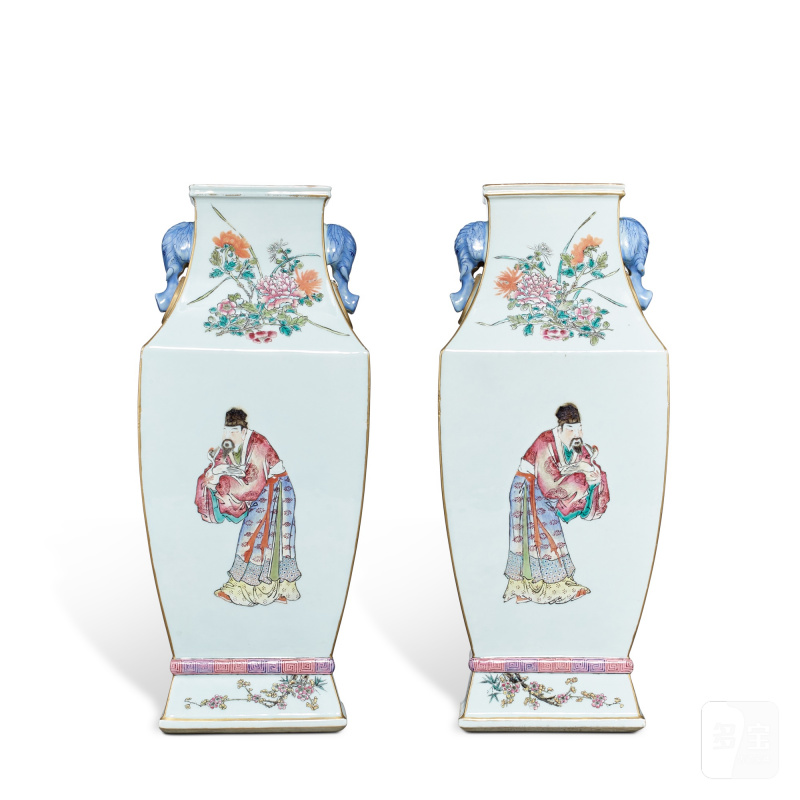 A pair of famille-rose 'figures' vases, Republican period | 民國 粉彩人物四方瓶一對 《大清乾隆年製》仿款 - 图2